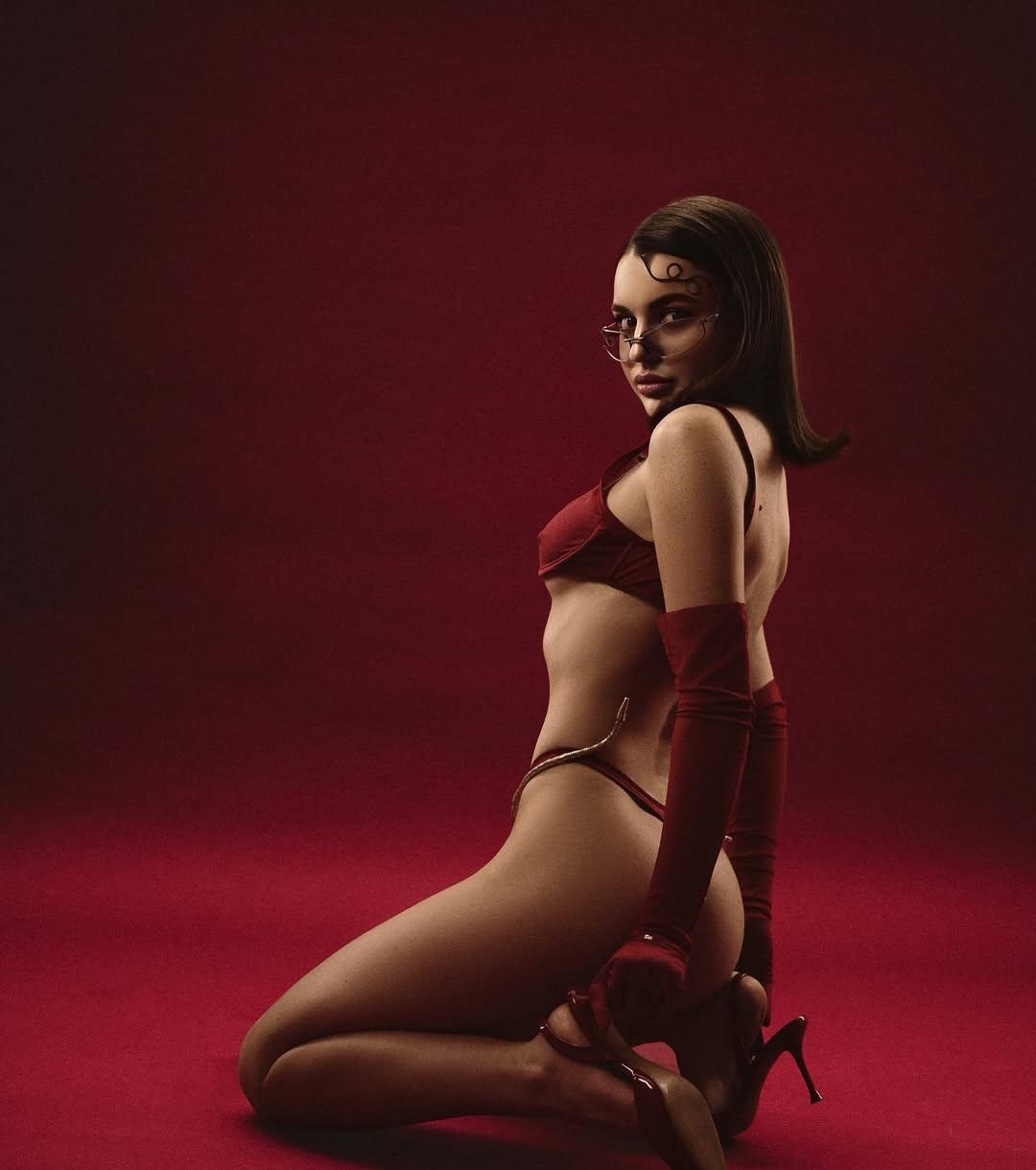 Ярослава привлекальеная девушка из Венев цена от 8000 руб